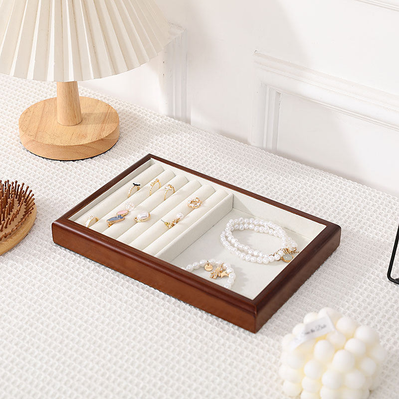 Présentoirs à bijoux en bois naturel, parfaits pour organiser et mettre en valeur vos accessoires dans un dressing. Design minimaliste avec compartiments pratiques pour un rangement soigné et élégant.
Options de couleurs : teintes naturelles de bois clair, bois foncé et bois noir, pour s'adapter harmonieusement à tous les styles de dressing.