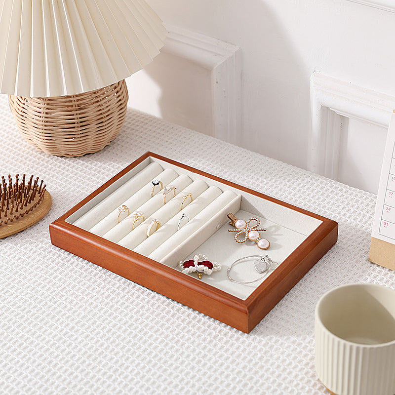 Présentoirs à bijoux en bois naturel, parfaits pour organiser et mettre en valeur vos accessoires dans un dressing. Design minimaliste avec compartiments pratiques pour un rangement soigné et élégant.
Options de couleurs : teintes naturelles de bois clair, bois foncé et bois noir, pour s'adapter harmonieusement à tous les styles de dressing.