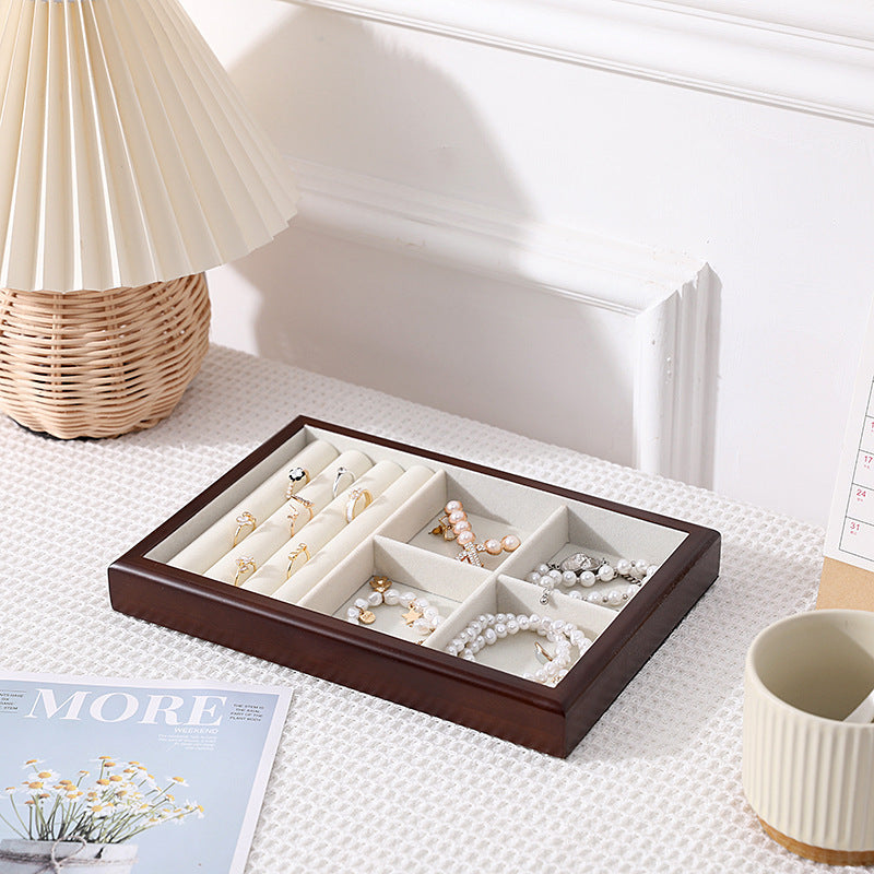 Présentoirs à bijoux en bois naturel, parfaits pour organiser et mettre en valeur vos accessoires dans un dressing. Design minimaliste avec compartiments pratiques pour un rangement soigné et élégant.
Options de couleurs : teintes naturelles de bois clair, bois foncé et bois noir, pour s'adapter harmonieusement à tous les styles de dressing.