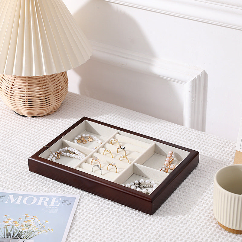 Présentoirs à bijoux en bois naturel, parfaits pour organiser et mettre en valeur vos accessoires dans un dressing. Design minimaliste avec compartiments pratiques pour un rangement soigné et élégant.
Options de couleurs : teintes naturelles de bois clair, bois foncé et bois noir, pour s'adapter harmonieusement à tous les styles de dressing.
