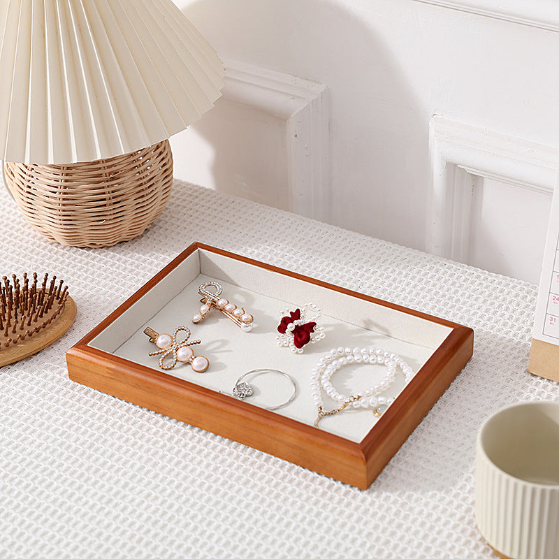 Présentoirs à bijoux en bois naturel, parfaits pour organiser et mettre en valeur vos accessoires dans un dressing. Design minimaliste avec compartiments pratiques pour un rangement soigné et élégant.
Options de couleurs : teintes naturelles de bois clair, bois foncé et bois noir, pour s'adapter harmonieusement à tous les styles de dressing.