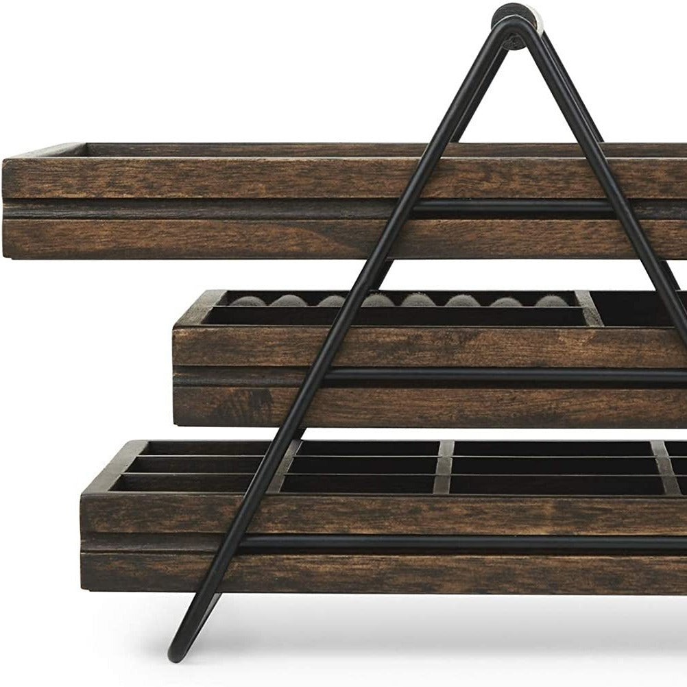 Présentoir à bijoux 3 niveaux en bois de pin, design rétro avec structure métallique noire, idéal pour organiser et exposer des bijoux tels que bagues, colliers et bracelets.