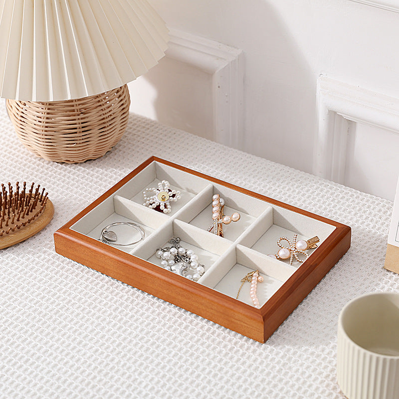 Présentoirs à bijoux en bois naturel, parfaits pour organiser et mettre en valeur vos accessoires dans un dressing. Design minimaliste avec compartiments pratiques pour un rangement soigné et élégant.
Options de couleurs : teintes naturelles de bois clair, bois foncé et bois noir, pour s'adapter harmonieusement à tous les styles de dressing.