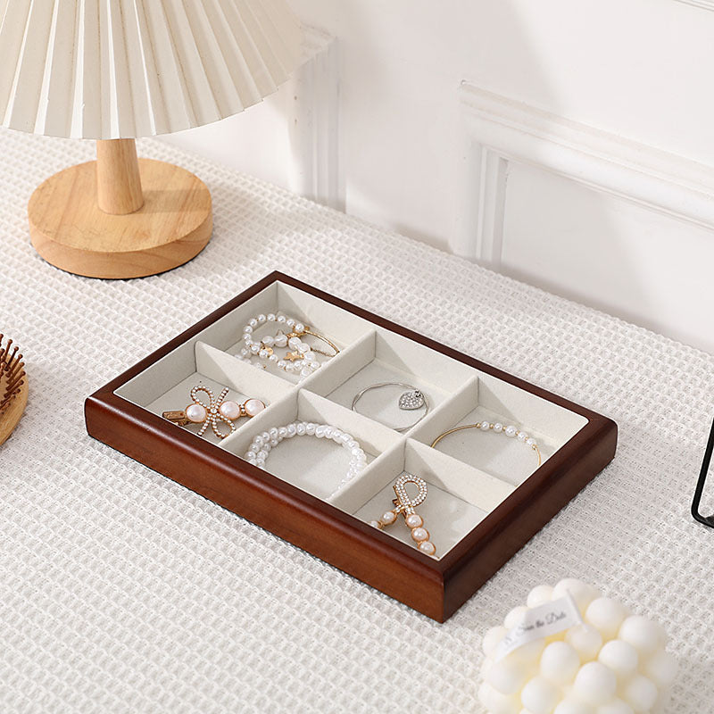 Présentoirs à bijoux en bois naturel, parfaits pour organiser et mettre en valeur vos accessoires dans un dressing. Design minimaliste avec compartiments pratiques pour un rangement soigné et élégant.
Options de couleurs : teintes naturelles de bois clair, bois foncé et bois noir, pour s'adapter harmonieusement à tous les styles de dressing.