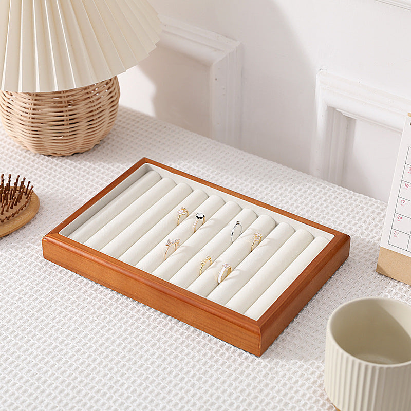 Présentoirs à bijoux en bois naturel, parfaits pour organiser et mettre en valeur vos accessoires dans un dressing. Design minimaliste avec compartiments pratiques pour un rangement soigné et élégant.
Options de couleurs : teintes naturelles de bois clair, bois foncé et bois noir, pour s'adapter harmonieusement à tous les styles de dressing.