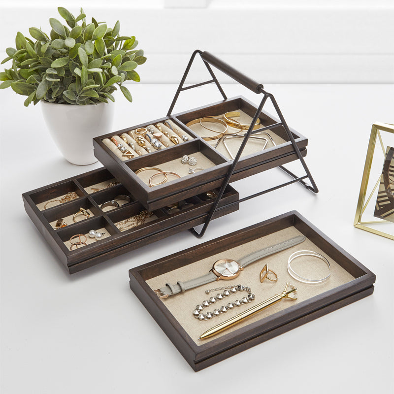 Présentoir à bijoux 3 niveaux en bois de pin, design rétro avec structure métallique noire, idéal pour organiser et exposer des bijoux tels que bagues, colliers et bracelets.