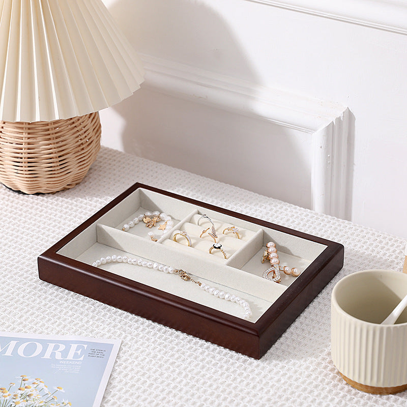 Présentoirs à bijoux en bois naturel, parfaits pour organiser et mettre en valeur vos accessoires dans un dressing. Design minimaliste avec compartiments pratiques pour un rangement soigné et élégant.
Options de couleurs : teintes naturelles de bois clair, bois foncé et bois noir, pour s'adapter harmonieusement à tous les styles de dressing.