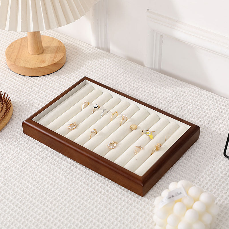 Présentoirs à bijoux en bois naturel, parfaits pour organiser et mettre en valeur vos accessoires dans un dressing. Design minimaliste avec compartiments pratiques pour un rangement soigné et élégant.
Options de couleurs : teintes naturelles de bois clair, bois foncé et bois noir, pour s'adapter harmonieusement à tous les styles de dressing.