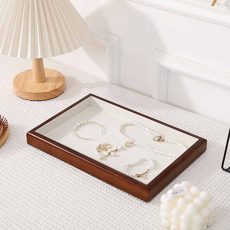 Présentoirs à bijoux en bois naturel, parfaits pour organiser et mettre en valeur vos accessoires dans un dressing. Design minimaliste avec compartiments pratiques pour un rangement soigné et élégant.
Options de couleurs : teintes naturelles de bois clair, bois foncé et bois noir, pour s'adapter harmonieusement à tous les styles de dressing.