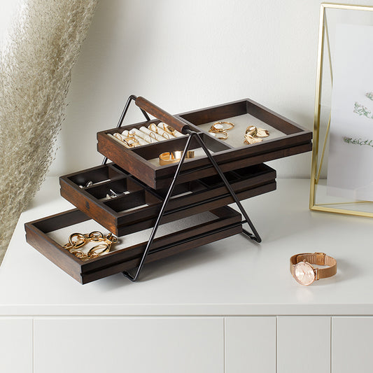 Présentoir à bijoux 3 niveaux en bois de pin, design rétro avec structure métallique noire, idéal pour organiser et exposer des bijoux tels que bagues, colliers et bracelets.