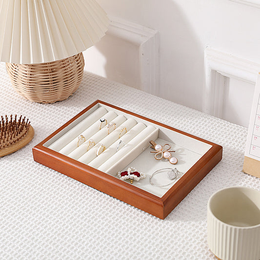 Présentoirs à bijoux en bois naturel, parfaits pour organiser et mettre en valeur vos accessoires dans un dressing. Design minimaliste avec compartiments pratiques pour un rangement soigné et élégant.
Options de couleurs : teintes naturelles de bois clair, bois foncé et bois noir, pour s'adapter harmonieusement à tous les styles de dressing.